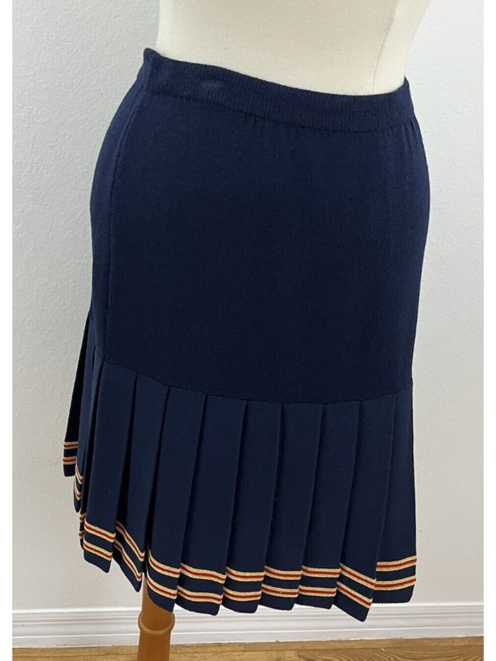 St. John Santana Knit 2pc Pleated Skirt Suit Set Nautical Braid Trim Jacket 6 - Picture 11 of 14